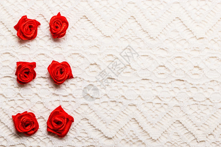 婚礼邀请函或贺卡红色装饰派花白布带背景图片