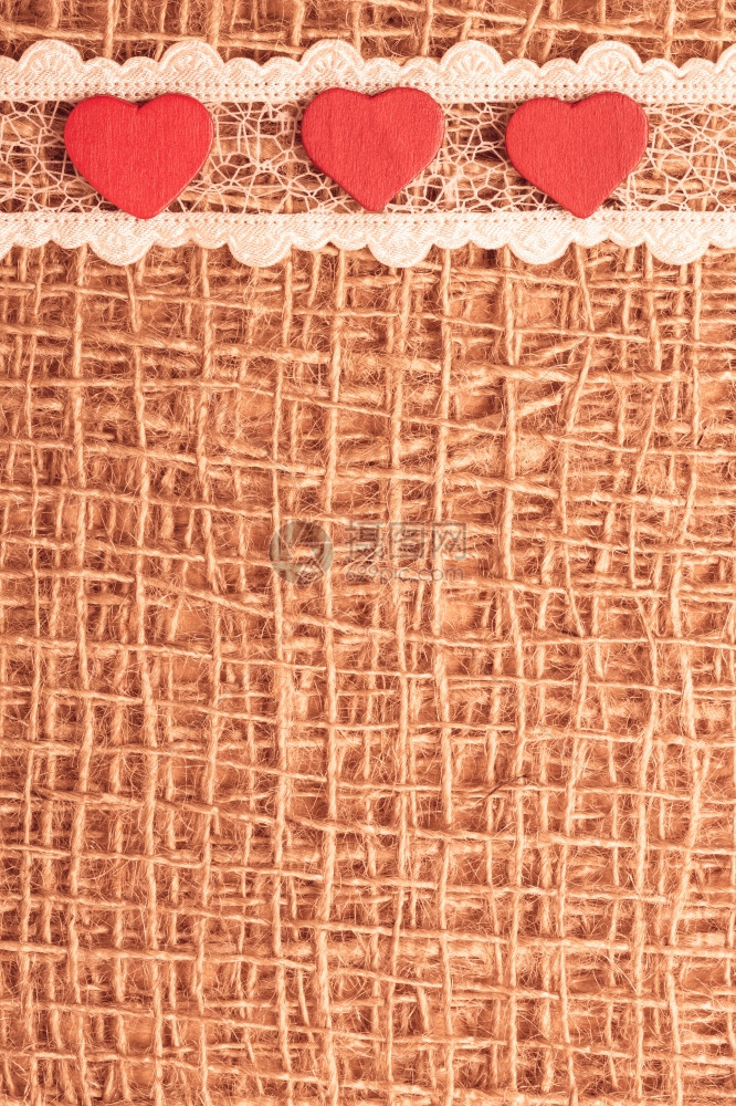 情人节或婚礼概念红色装饰心胸带印有复制空间的锈皮布背景图片