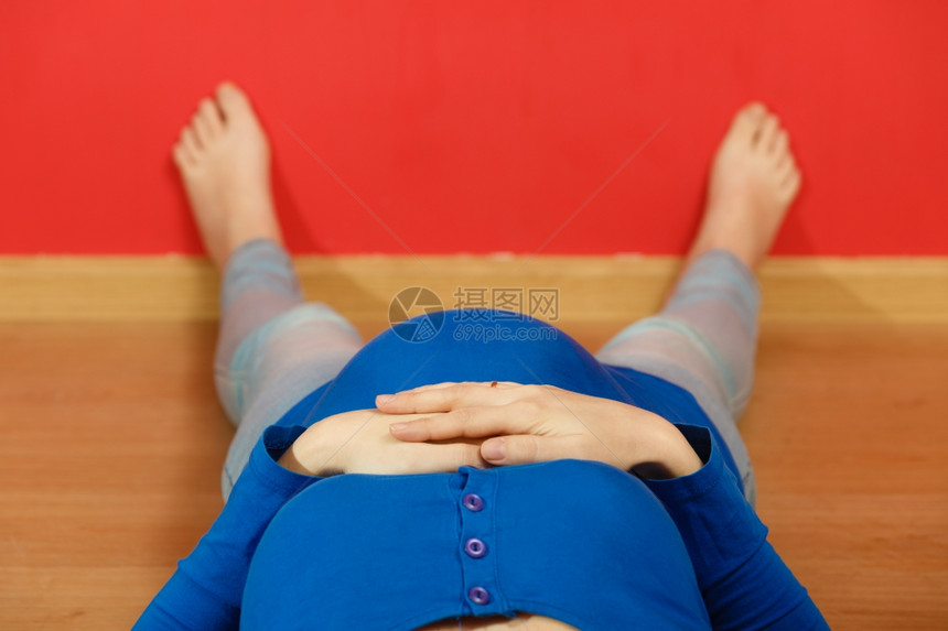 怀孕产和幸福概念孕妇躺在地板上休息图片
