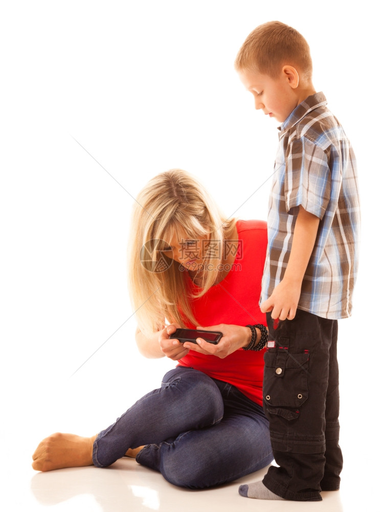 母亲和儿子在智能手机上玩游戏图片