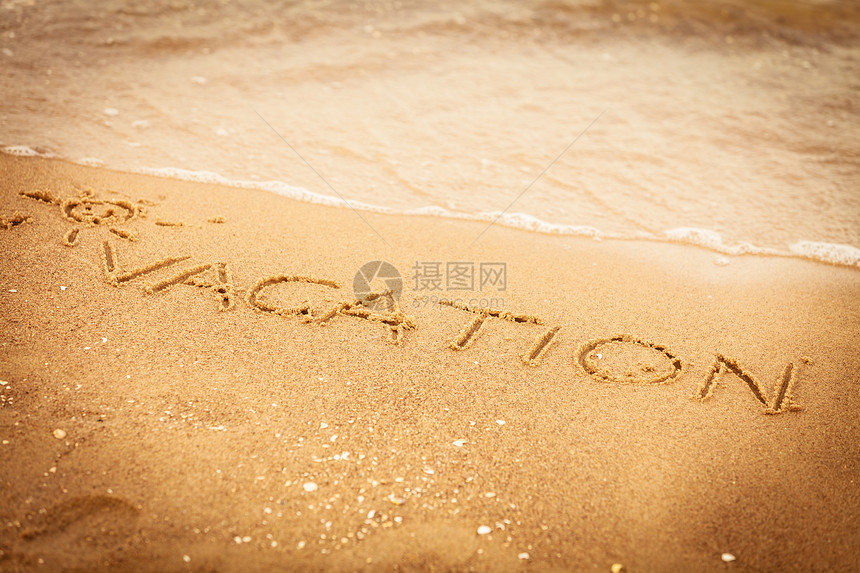暑假概念在沙滩上的写字假期图片