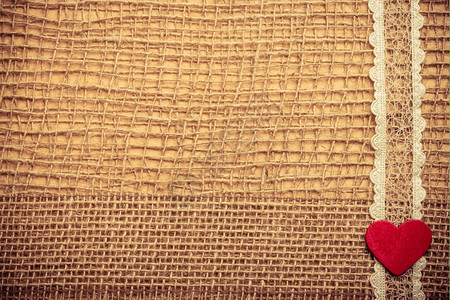 红色木制装饰心脏带放在抽象布上带复制空间的薄布背景图片