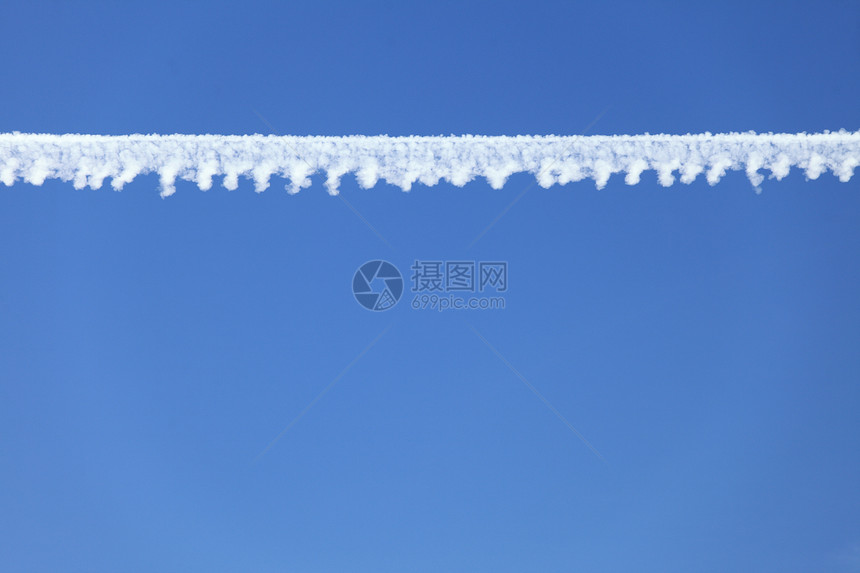 深蓝的天空中有飞机飞过的迹象图片