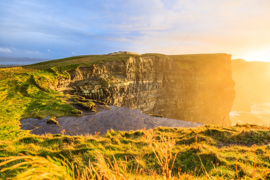 莫赫日落时著名的悬崖在克拉尔爱兰公司欧洲美丽的景色自然吸引图片