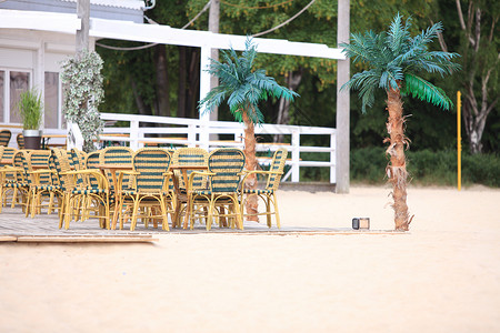 户外海滩餐馆开有桌椅的咖啡厅图片