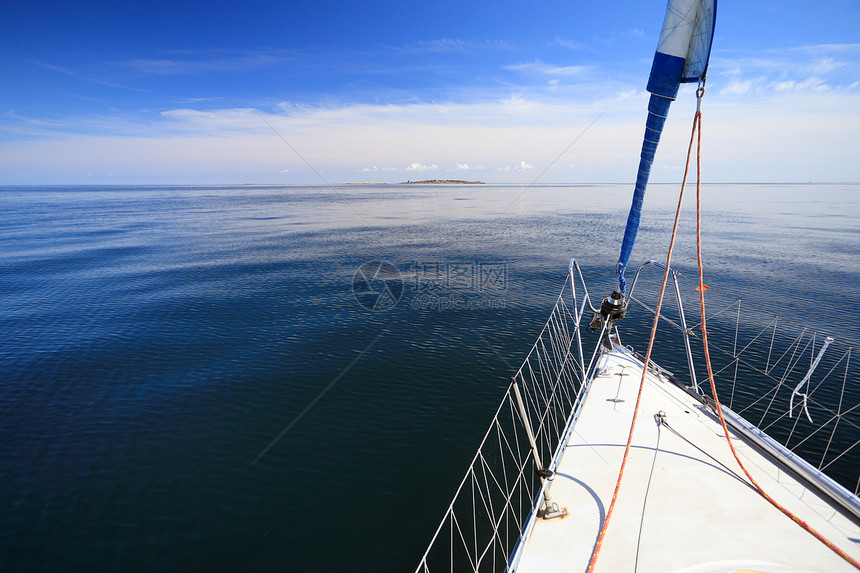 游艇帆船航行在黄海蓝天暑假旅游奢侈生活方式图片
