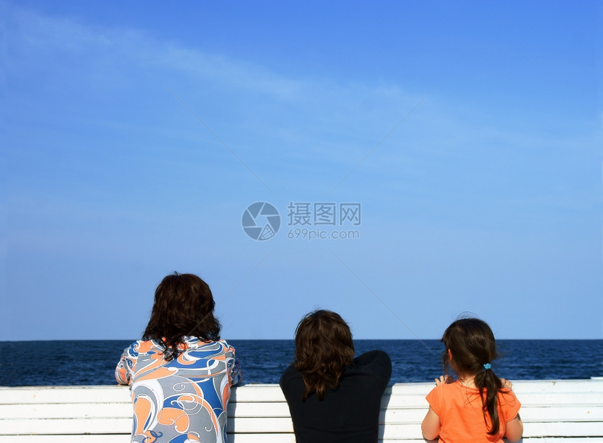 妇女母亲和儿看着大海图片