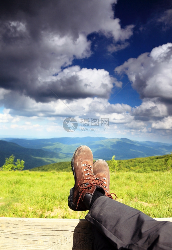 漫步鞋靴男徒旅行者享受观光放松地看山脉的自然图片