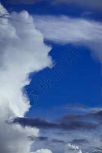 深蓝天空背景有暴云雨前布满灰白雷云图片