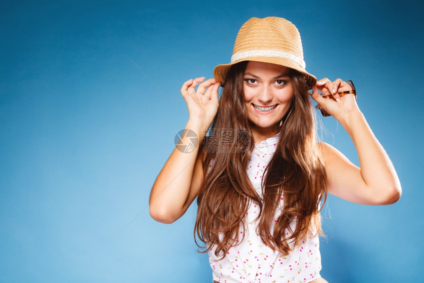 年轻和假期概念穿着夏衣和草帽的少女快乐图片