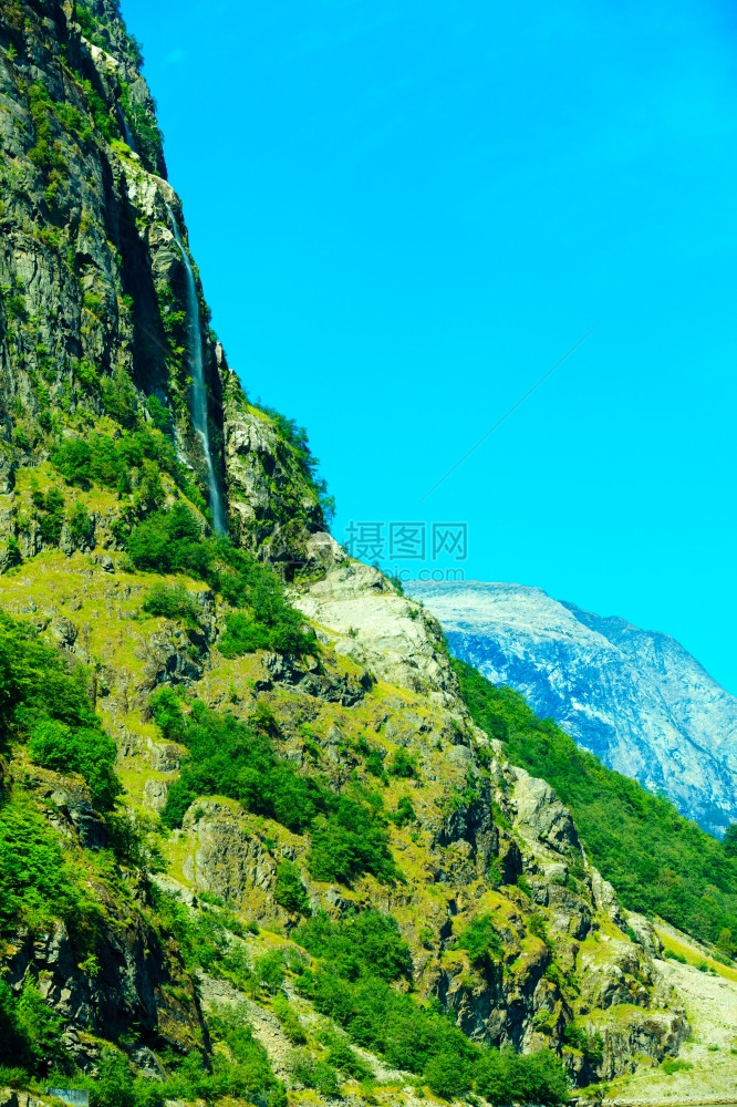 挪威湾欧洲夏季山美丽的瀑布图片