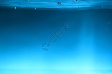 深色背景的水喷雾和空气蓝色背景图片