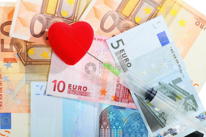 治疗和高费用保健服务概念红心注射器用欧元纸钞图片