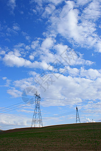 山地景观中的电线极有云的天空图片