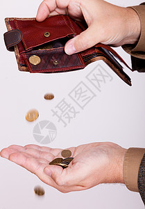 商人用抛光硬币和棕色皮衣空钱包打破了生意家金钱在男手中商业概念在金融方面有问题背景图片