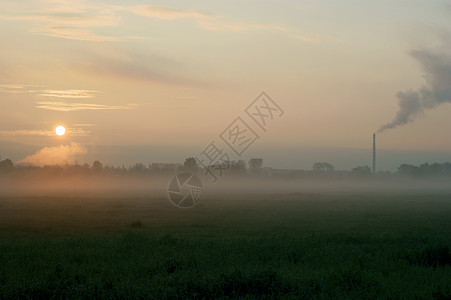 清晨的雾笼罩着整个城市图片