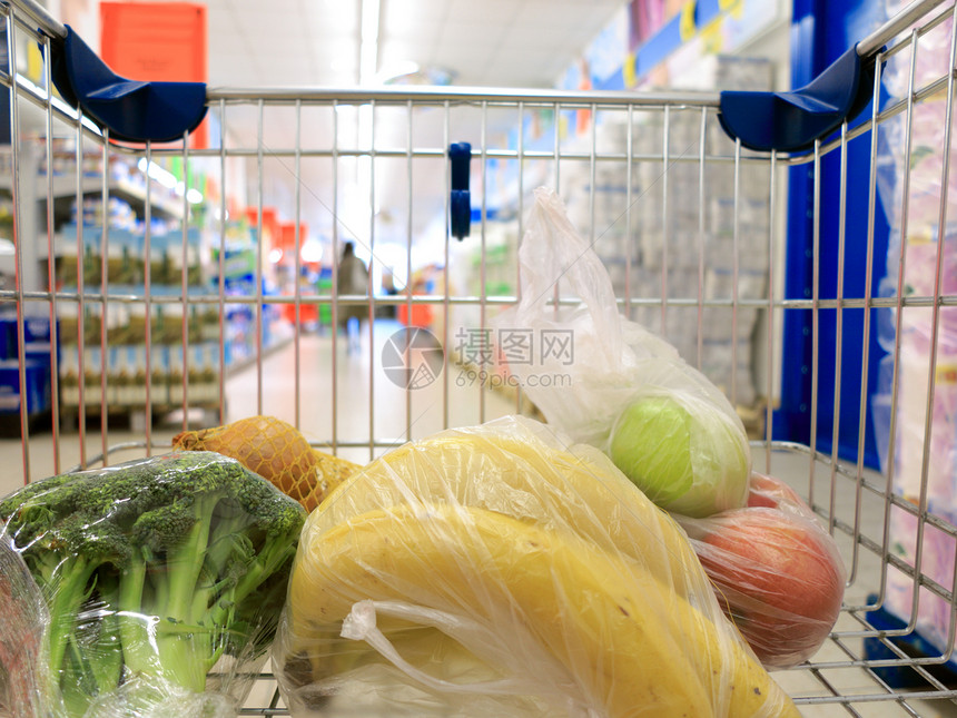 超市装有蔬菜水果的购物车图片