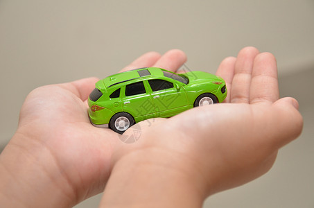 绿色玩具车在有白背景的右手绿色玩具车在右手图片