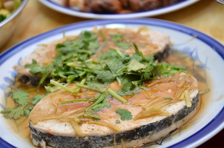 为素食者制作的莫克鱼在菜盘中供餐为素食者制作的莫克鱼图片