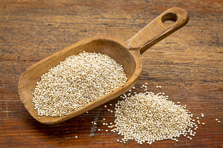 白quinoa白奎诺亚谷物的一勺生锈背景图片