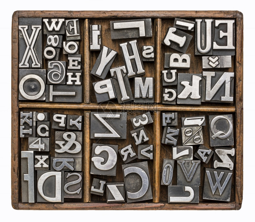 旧金属型印刷块中的字母和其他符号用生锈木制打字机箱印图片