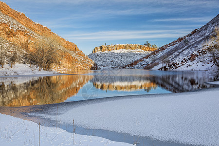 科罗拉多北部林斯堡冬季风景的马牙储藏图片