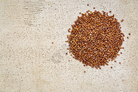 免费的红quinoa谷物与生锈白漆木的顶端视图图片