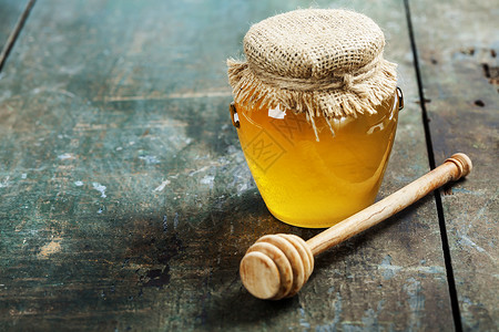 木背景上的蜂蜜罐和配方图片