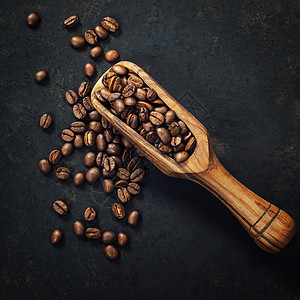 咖啡豆和木勺子咖啡豆和黑背景的旧木勺子背景
