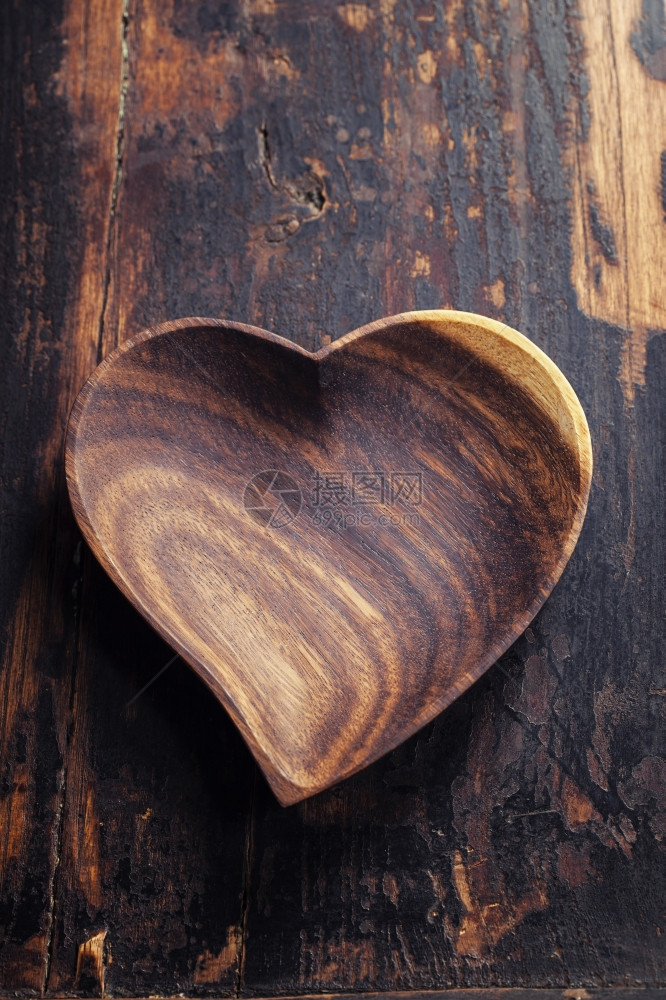 木制桌上的心脏形状板Valentinrsday概念图片