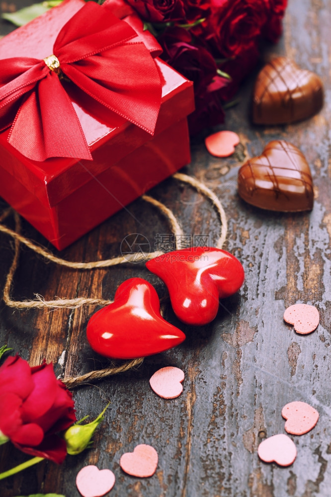 Valentrsr含有心礼物巧克力和木本花的日组成图片