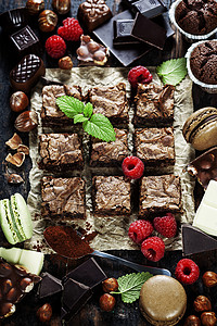 木板上自制的巧克力块食物特餐图片