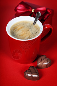 Valentrsquuo日构成红底咖啡杯和巧克力背景图片