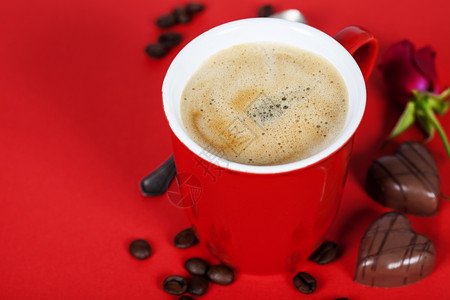 Valentrsquuo日构成红底咖啡杯和巧克力背景图片