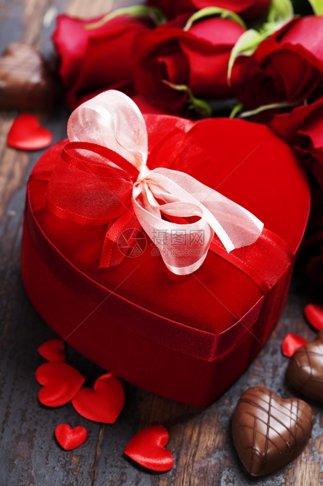 配有玫瑰和木背景礼品盒的情人节构成图片