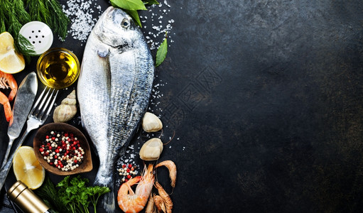含芳香药草料和蔬菜的鱼健康食物饮或烹饪概念图片