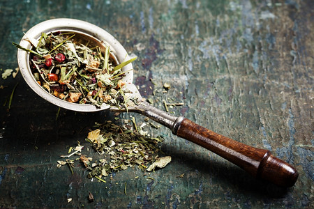 含有野花的草药茶和木本底的果汁生物食健康和饮概念背景图片