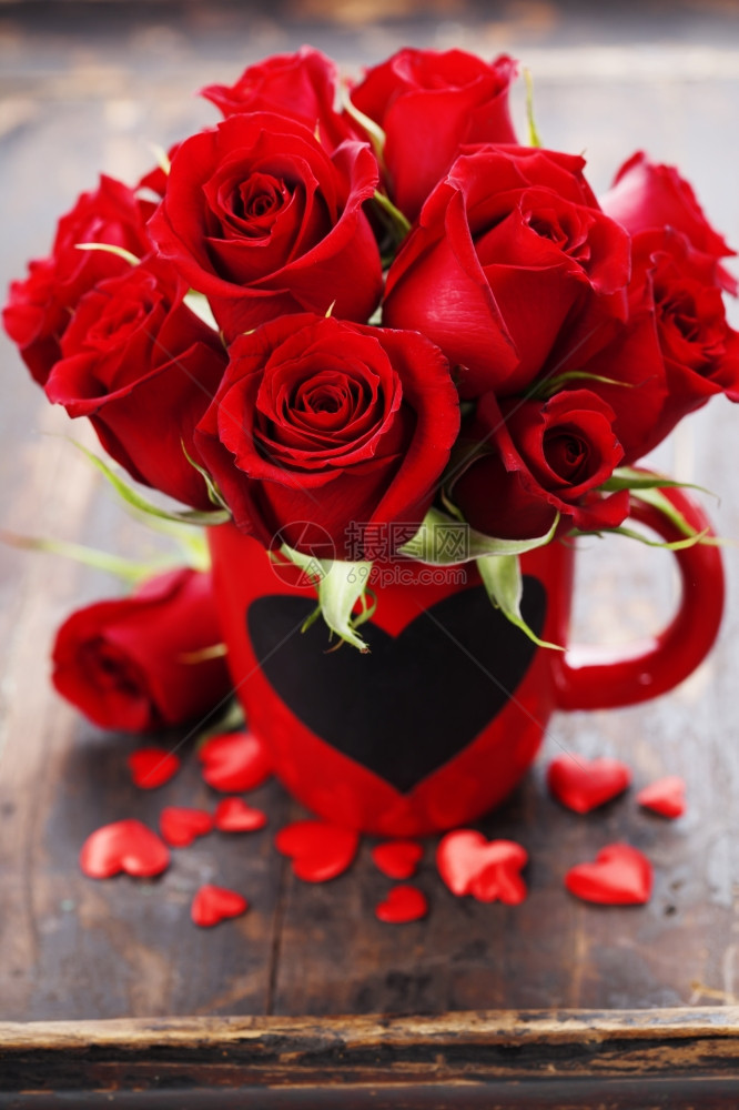 情人节的构成有玫瑰和红心木背景图片