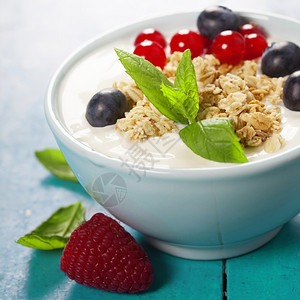 健康早餐带有梅斯里和浆果的酸奶健康和饮食概念图片