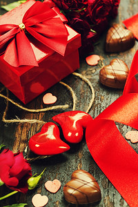 Valentrsr含有心礼物巧克力和木本花的日组成图片