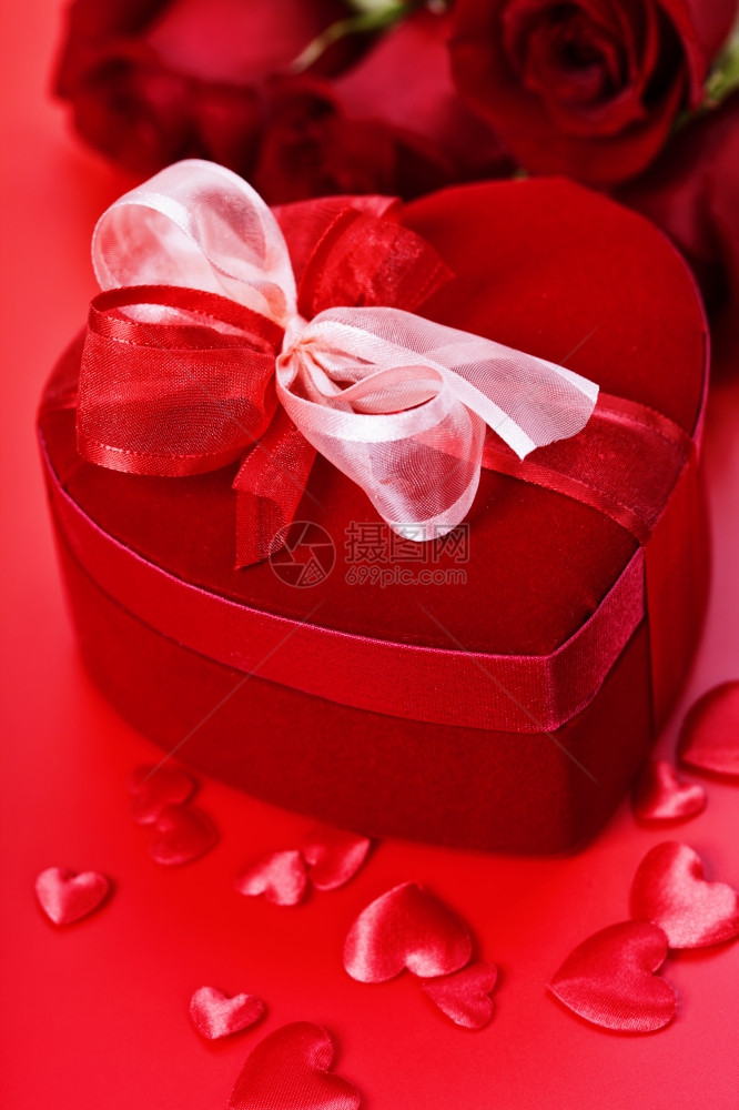 带有玫瑰和红底礼物盒的情人节构成图片