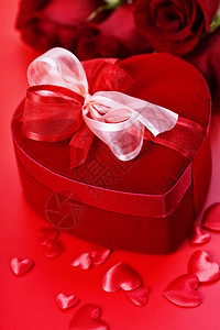 带有玫瑰和红底礼物盒的情人节构成背景图片