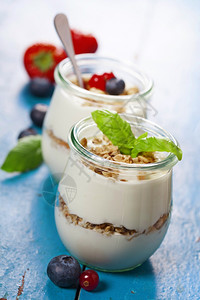 健康早餐带有梅斯里和浆果的酸奶健康和饮食概念图片