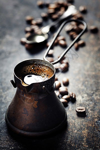 深黑生锈背景的旧咖啡壶图片