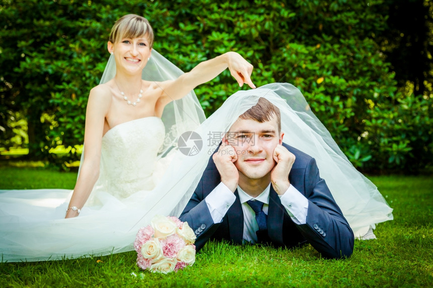 新婚夫妇在户外拍婚纱照图片