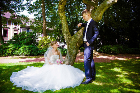 公园中新娘和郎的婚礼图片