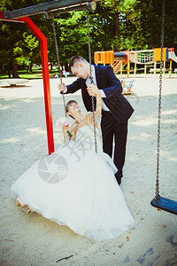 公园中年轻夫妇拍婚纱照图片