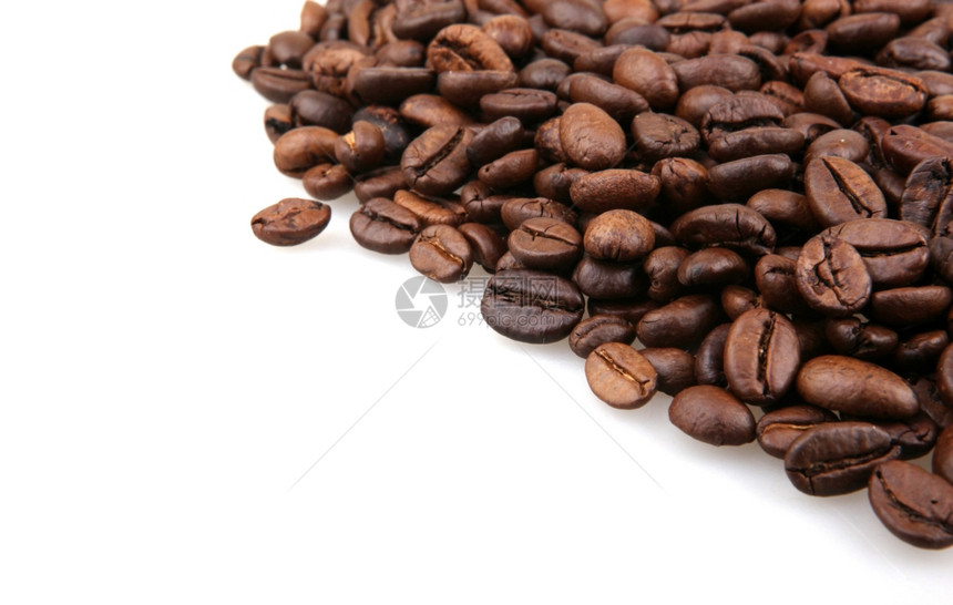 白底孤立的咖啡豆图片