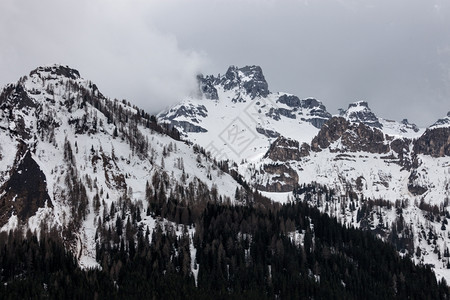 多洛米斯山脉的春天多云洛米斯山云山图片