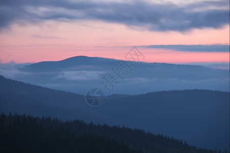 日出时喀尔巴阡山沉睡乌克兰背景图片
